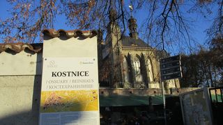 建物内部に幾多の髑髏が飾られたインパクトのある教会です。