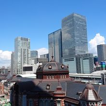 近代的なビルとの対比も美しい