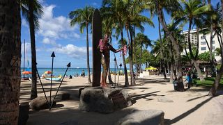 ワイキキビーチ沿いに立つハワイの英雄