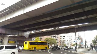 大阪を南北に走る幹線道路。