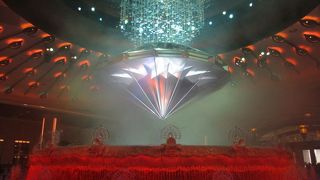 ギャラクシー・マカオ　メインロビーで30分毎　噴水と音楽と光り輝く巨大ダイヤモンドが現れるショー