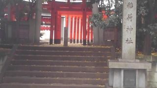 伏見稲荷を想起させます