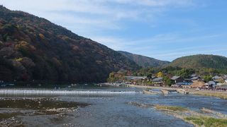 桂川とのコントラストがきれいな嵐山