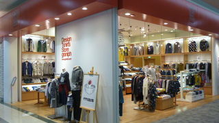 パーカーやTシャツが充実。