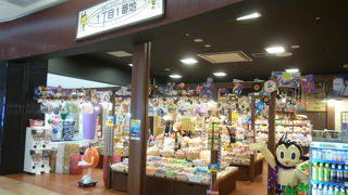 駄菓子と昭和の懐かしさが店内に溢れています。