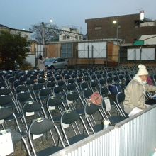 団子坂脇の有料観覧席のパイプ椅子。