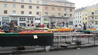 おいしそうな果物がたくさん売られている