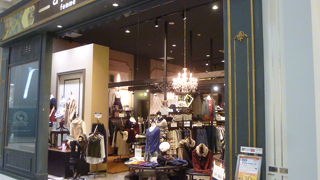 可愛らしいデザインのファション専門店。