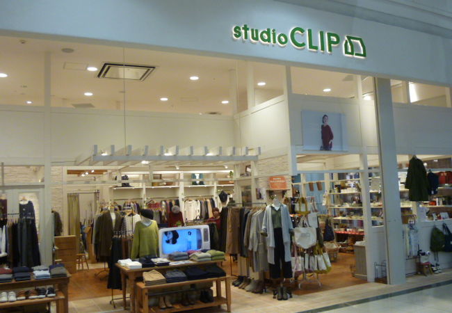 他のスタジオクリップのお店よりも、レディースファッションに注力しているようです。