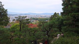 小倉山の山腹にあるお寺