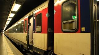 飛行機の乗り継ぎは単純、表示も的確でたいへん便利ですね