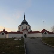 ゼレナ・ホラ（緑の丘）の上に建つ聖ネポムツキーを祀る星形の巡礼聖堂です。