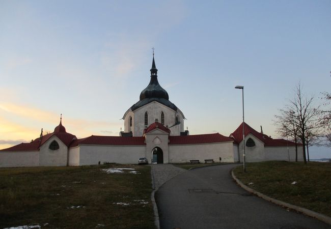 ゼレナ・ホラ（緑の丘）の上に建つ聖ネポムツキーを祀る星形の巡礼聖堂です。