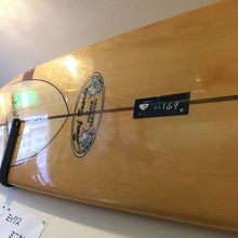 店内の壁にサーフボード