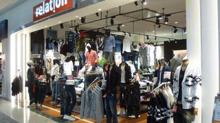 大学生くらいの男の子が好みそうなファション専門店。