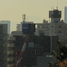 正面のビルの上に微かに富士山の山頂が見える
