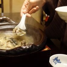 すっぽん◯鍋。生姜風味の出汁の中に一口大のすっぽんがゴロゴロ