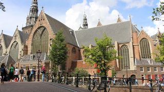 飾り窓地帯のど真ん中？