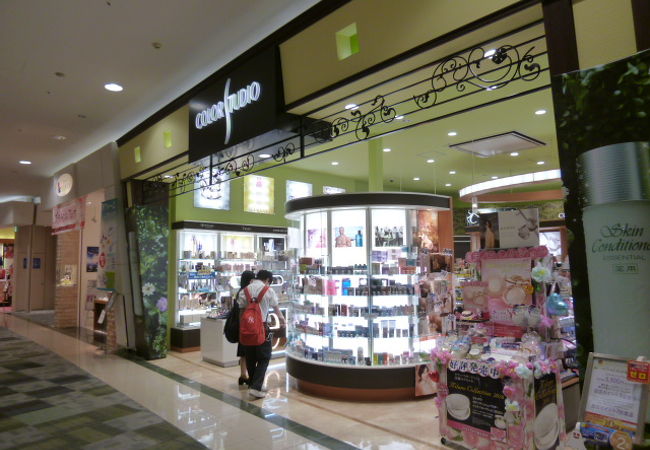 女性向け化粧品と香水の専門店。