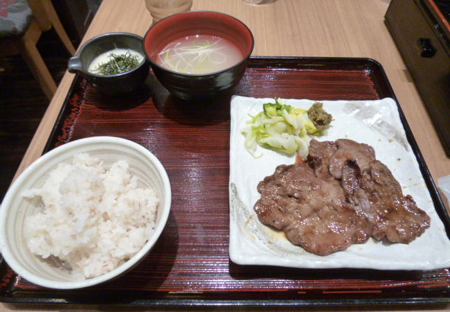 牛タンやとろろごはんが看板メニューです。