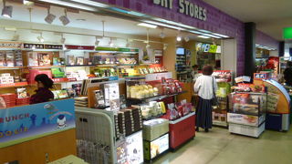 制限エリア内のコンビニ。