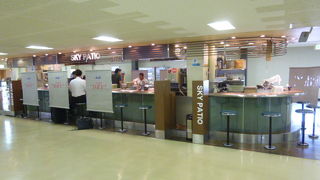 搭乗前にビールなど一杯。