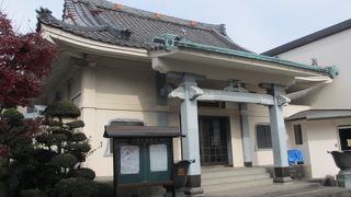 石造の碁盤があります