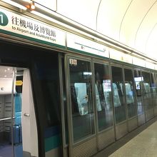 列車とホームドア