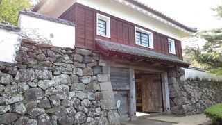 石垣と石垣の上・・・