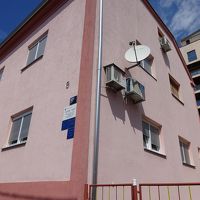 ピンク色の建物が目印です。