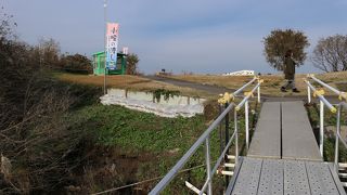 利根川河川敷をずんずん進んでゆくと船付場があります。旗を目印に追いかけましょう。