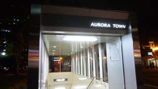 大通り公園の横を東西に走る地下街です。