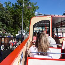 赤色の観光バスは旧市街と城を循環