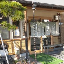 蕎麦店らしい風情も