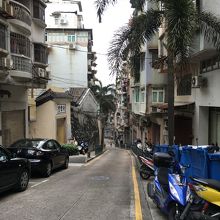 近くに坂道がある