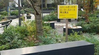 若い時計台のある公園