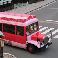 ボンネット型の送迎バス、ホテルと駅・温泉本館の間を巡回