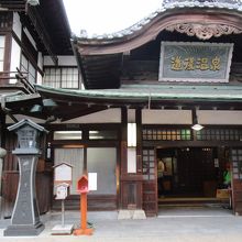 道後ハイカラ通りを抜けると本館入口