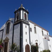 真っ青な空に白い壁が映える。