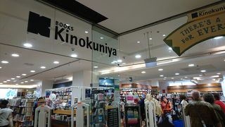 日本書物や雑誌を扱う奥に、日系旅行会社が！