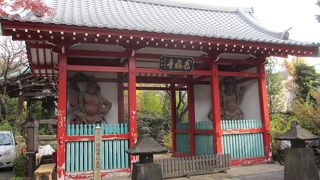 仁王門が建っています