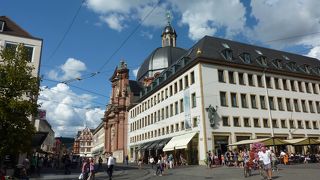 西側のファサードは両側を普通の建物に囲まれています