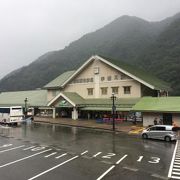きれいで広々とした駅。