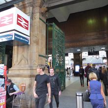 ゴードン・ストリート側の駅入り口