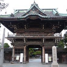 参道から見た二天門