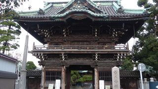 門前通り正面にそびえ立つ重厚な門