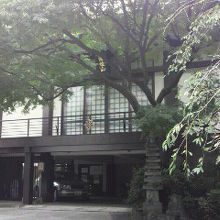 要傳寺の建物の様子です。鬱蒼と繁った樹々に囲まれています。