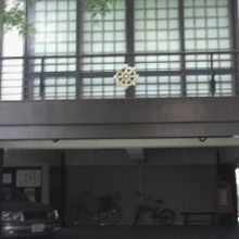 要傳寺の本堂です。本堂の前に、大きな紋章が掲げられています。