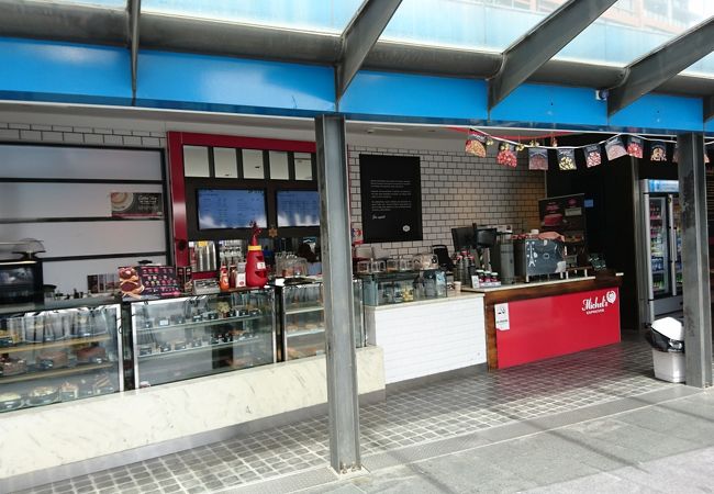 Mercure Sydney セントラル駅目の前にある屋外カフェ