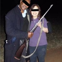 夜はライフルを持ったガードマンが動物の侵入を防ぎます。